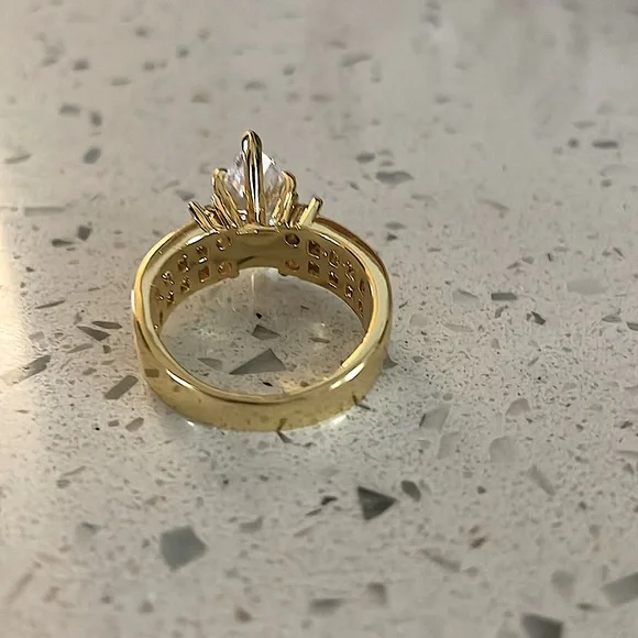 Gorgeous multi carat gold plated faux diamond ring wms sz 8 3/4 ish - Picture 10 of 13